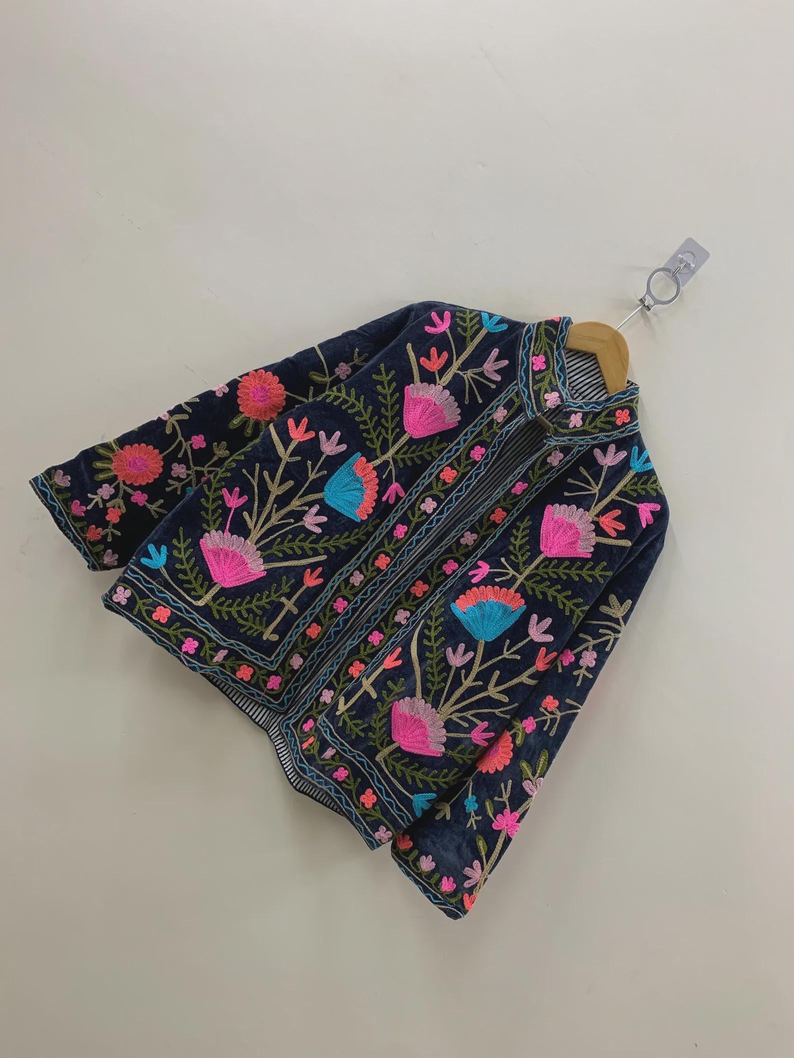 Coachella Festival Style Girl Jean Jacket, The Back is Decorated with Embroidered Rose Flower Patterns Bohozani