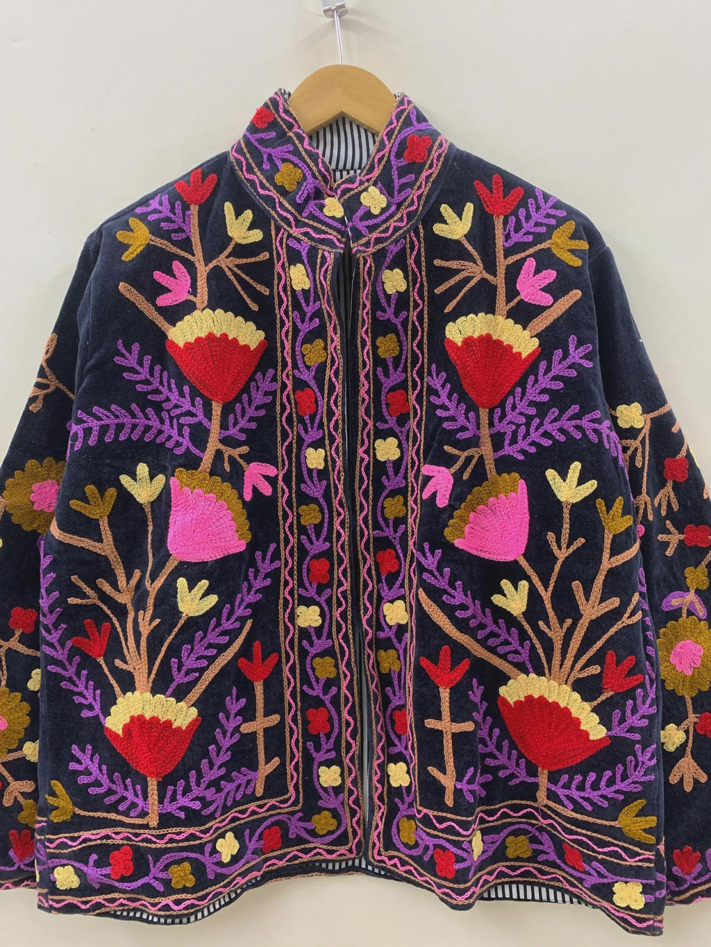 Coachella Festival Style Girl Jean Jacket, The Back is Decorated with Embroidered Rose Flower Patterns Bohozani