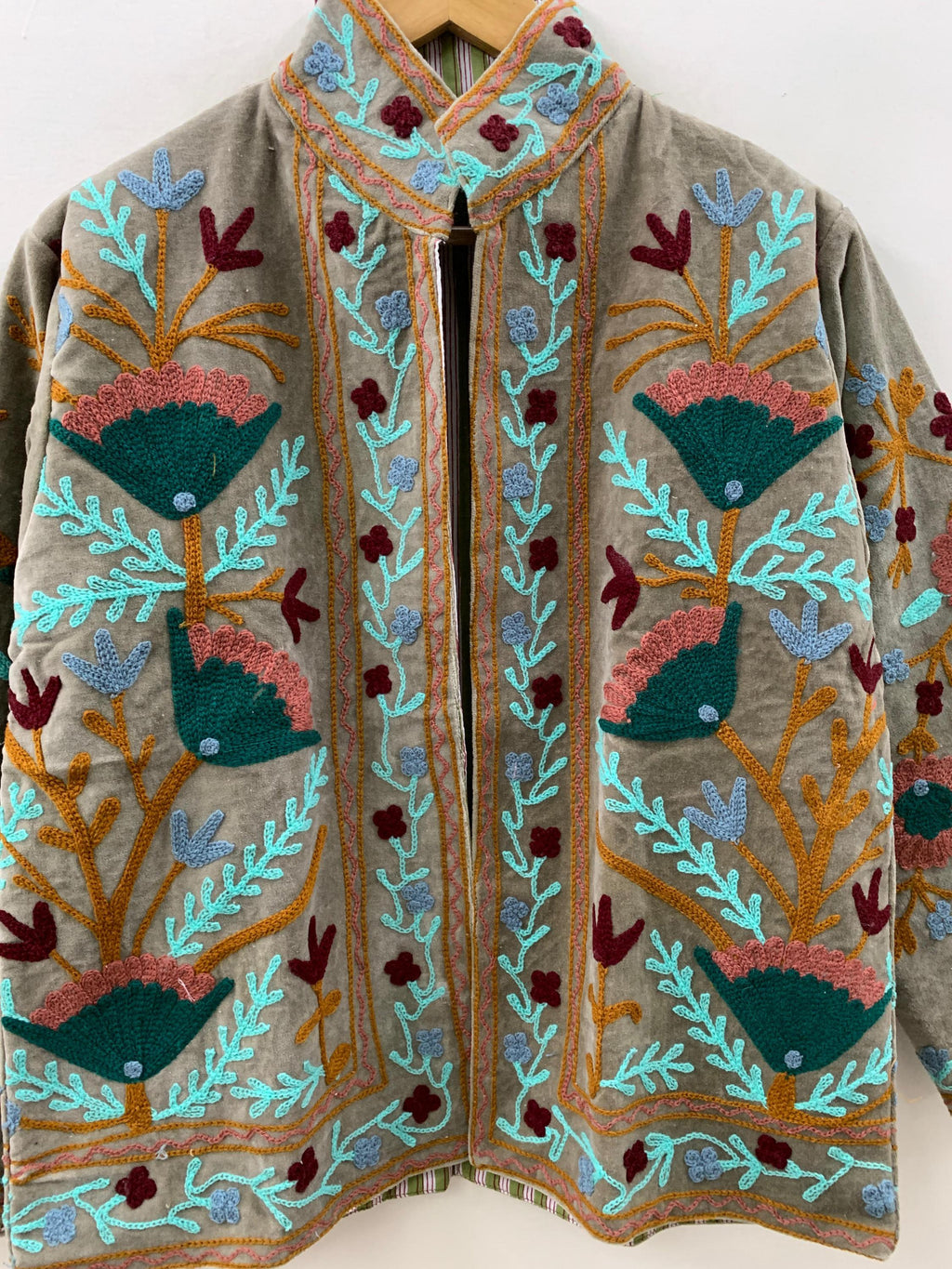 Coachella Festival Style Girl Jean Jacket, The Back is Decorated with Embroidered Rose Flower Patterns Bohozani