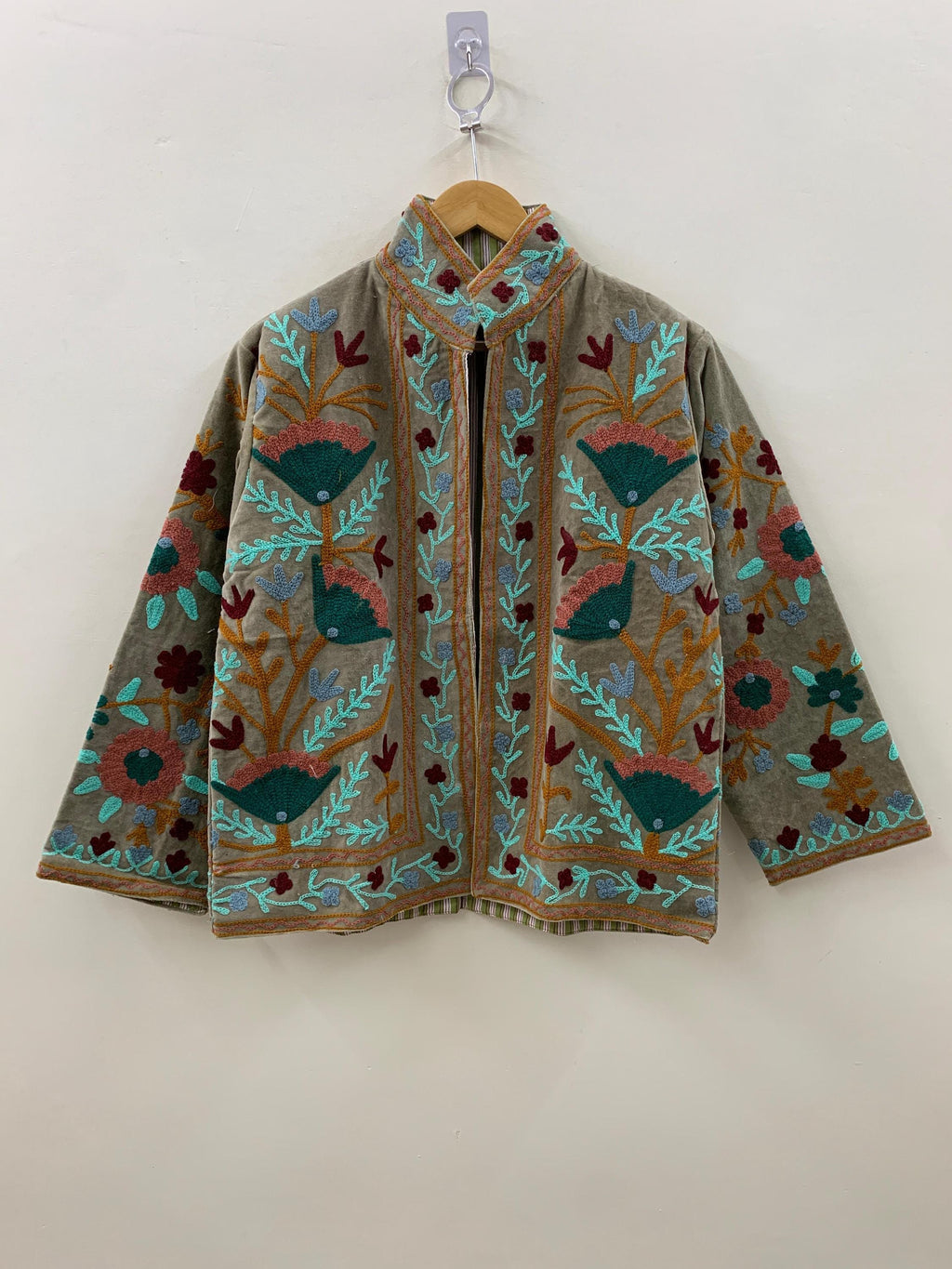 Coachella Festival Style Girl Jean Jacket, The Back is Decorated with Embroidered Rose Flower Patterns Bohozani