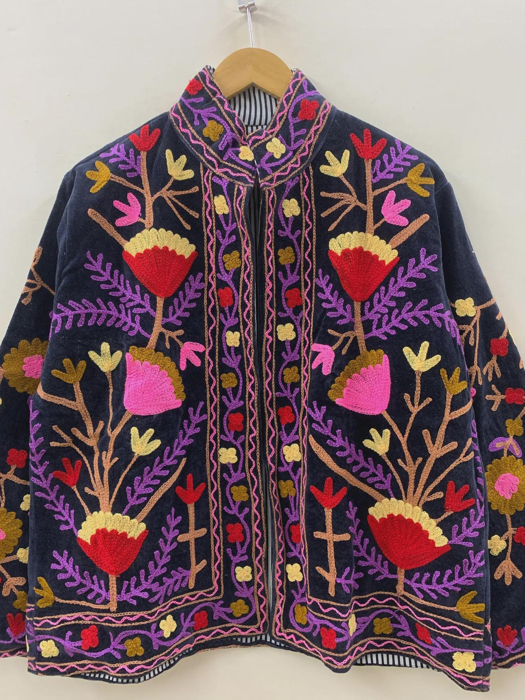 Coachella Festival Style Girl Jean Jacket, The Back is Decorated with Embroidered Rose Flower Patterns Bohozani
