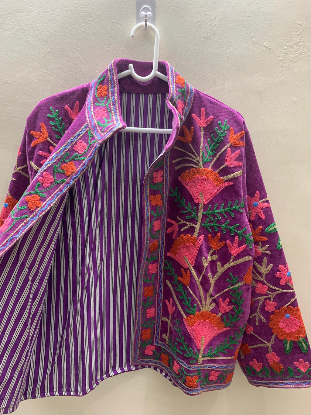 Coachella Festival Style Girl Jean Jacket, The Back is Decorated with Embroidered Rose Flower Patterns Bohozani