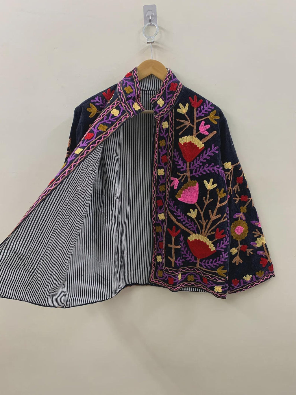 Coachella Festival Style Girl Jean Jacket, The Back is Decorated with Embroidered Rose Flower Patterns Bohozani