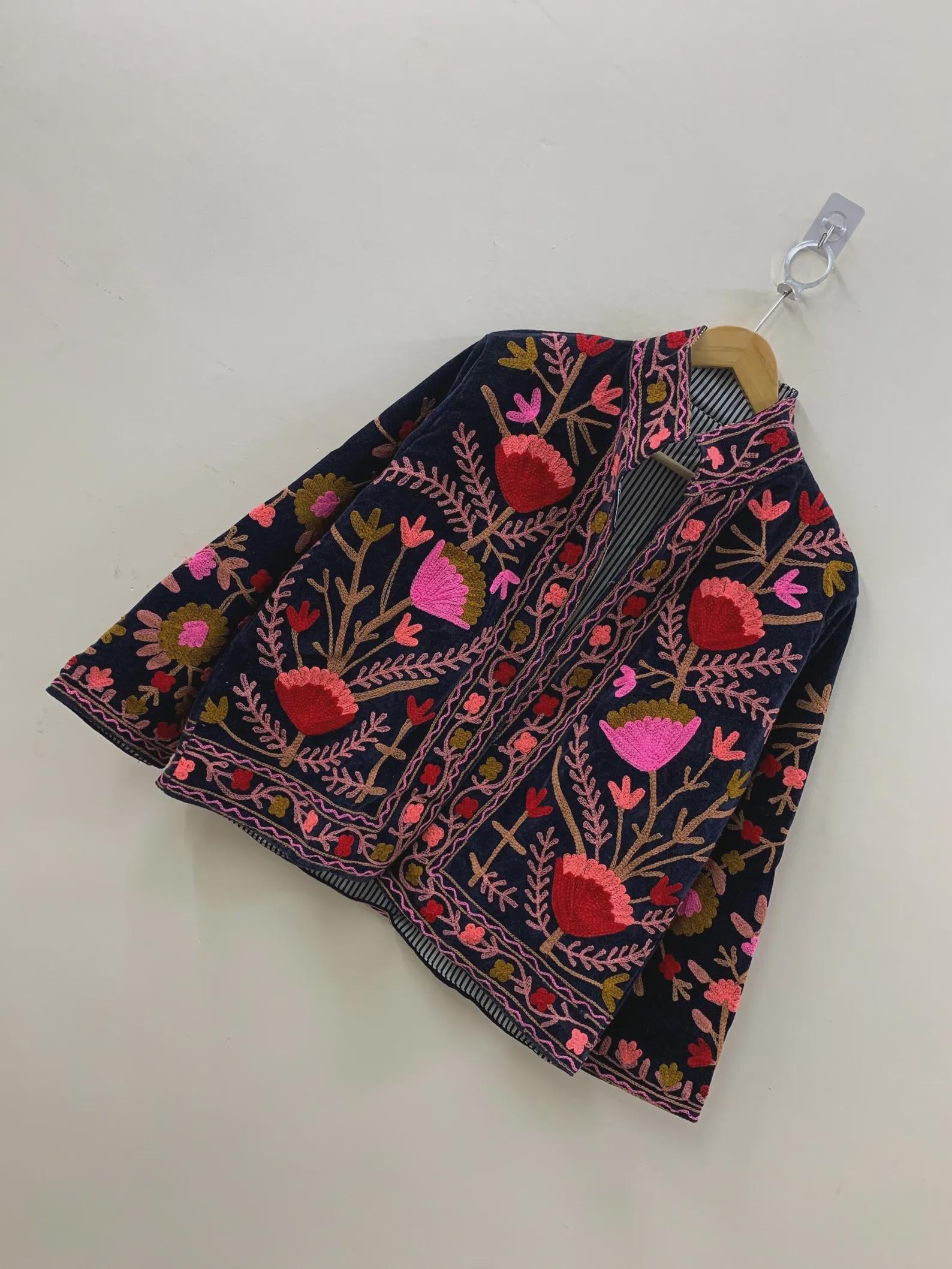 Coachella Festival Style Girl Jean Jacket, The Back is Decorated with Embroidered Rose Flower Patterns Bohozani
